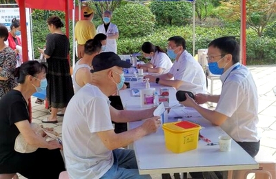 志愿服务零距离 江堤街老关社区开展便民义诊与营养健康咨询服务